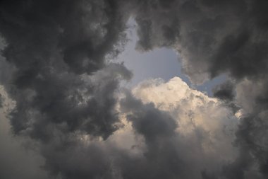 Kara bulutlar doğal arka plan yağmuru yapmak üzere.