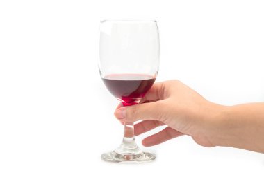 Beyaz arka planda ayrı ayrı bir kadeh kırmızı şarap tutuyor.