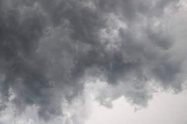 Kara bulutlar doğal arka plan yağmuru yapmak üzere.