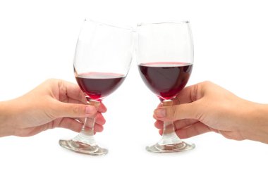 Tezahürat edin beyaz arka planda iki kadeh kırmızı şarap.