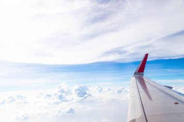 Gökyüzünde kabarık beyaz bulutlu kanatlar, doğa arka planı.