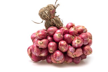 Tayland arpacığı, beyaz arka planda yemek pişirmek için kullanılan baharatlar.