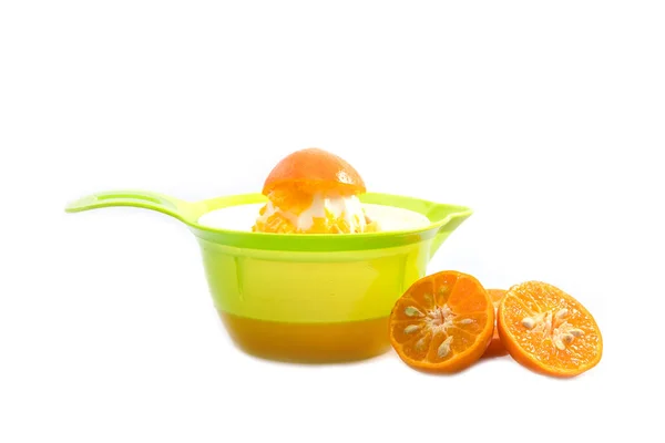 Készítsünk Frissen Facsart Narancslevet Zöld Gyümölcsfacsaróval Fehér Alapon — Stock Fotó