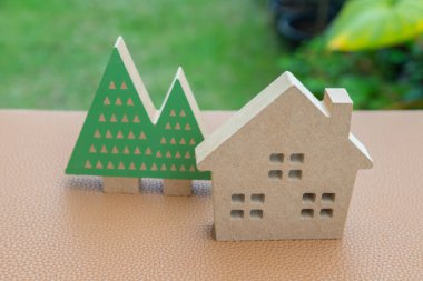 Ağaç bahçesi geçmişi olan model aile evi.