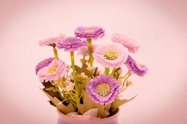 Flores Feitas Papel Colorido Vaso Roxo Com Fundo Vintage — Fotografia de Stock