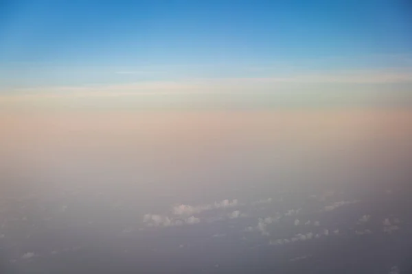 飛行機の自然を背景に撮影された雲と美しい青空 — ストック写真