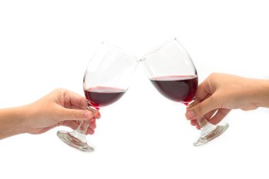 Tezahürat edin beyaz arka planda iki kadeh kırmızı şarap.