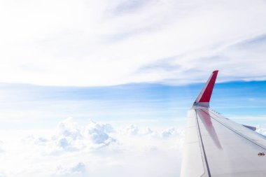 Gökyüzünde kabarık beyaz bulutlu kanatlar, doğa arka planı.