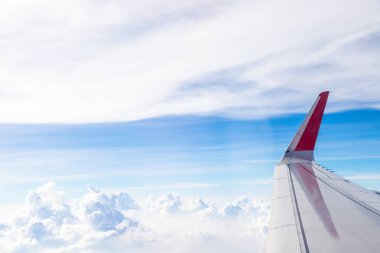 Gökyüzünde kabarık beyaz bulutlu kanatlar, doğa arka planı.