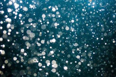 Siyah arkaplanı olan soyut beyaz bokeh