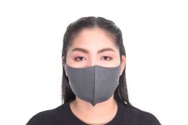 Asyalı kadın Covid hastalığından korunmak için tıbbi maske takıyor..