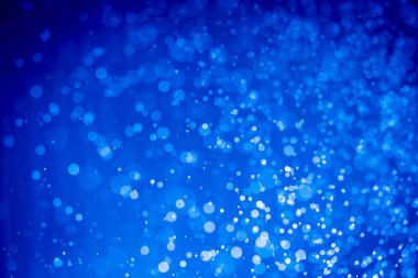 Soyut koyu mavi noel sim ışıkları bokeh arkaplanının odak noktasını kaldırdı