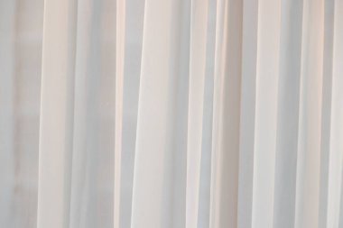 Beyaz perdeler ve sabah güneşi arka planı