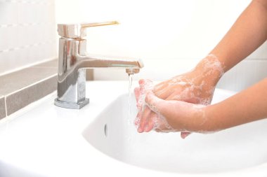 Temizlik için ellerinizi sabunla yıkamak mikropları ve Covid-19 'u önlemeye yardımcı olur.