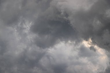 Kara bulutlar doğal arka plan yağmuru yapmak üzere.