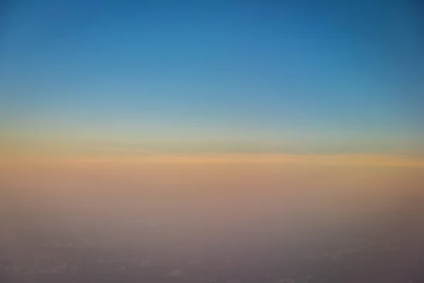Gün Batımından Önce Güzel Mavi Gökyüzü Bulutlar Uçağın Arka Planında — Stok fotoğraf