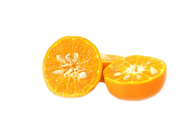 新鲜橙子片 白色背景下切成两半 — 图库照片