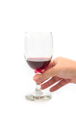 Beyaz arka planda ayrı ayrı bir kadeh kırmızı şarap tutuyor.