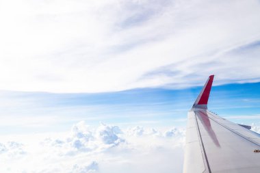 Gökyüzünde kabarık beyaz bulutlu kanatlar, doğa arka planı.