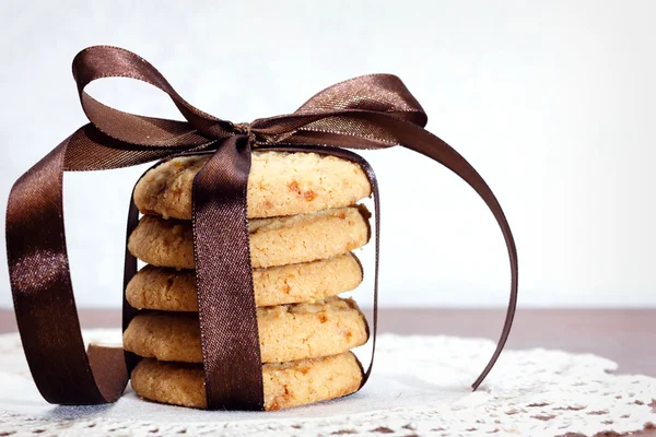 Stapel van apple chip cookies geplakt met satijnen lint — Stockfoto