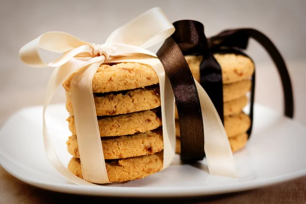 Stapels van apple chip cookies geplakt met zijden linten — Stockfoto