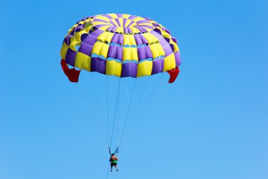 Mavi gökyüzündeki paraglider