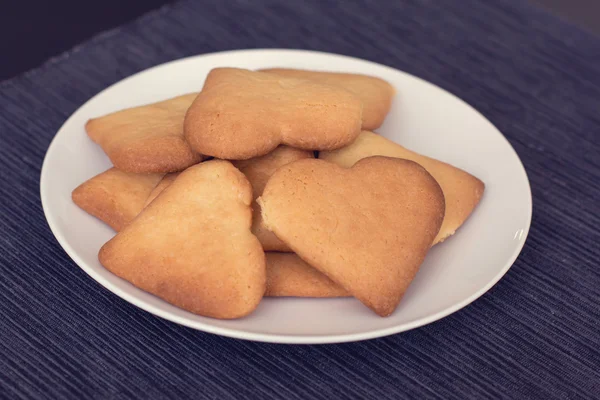 Biscoitos em forma de coração em um prato — Fotografia de Stock