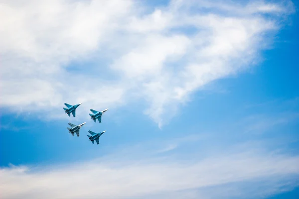 Jet fighters at the airshow moving upward — Stock Photo, Image