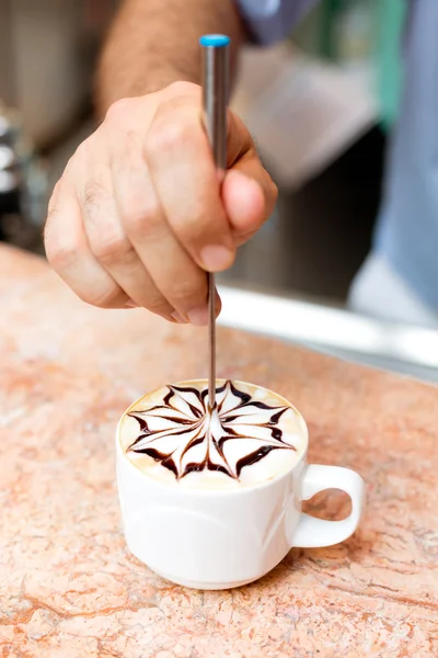 Préparation de cappuccino — Photo