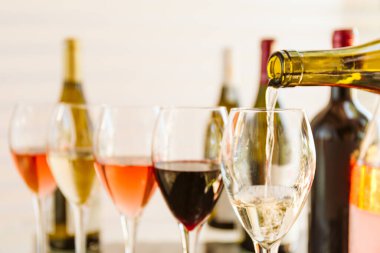 Açık hava ortamında şarap tatma seti. Bardaklara doluyor. Özel şarap tatma konsepti