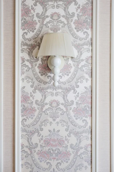 Lampa na ścianę z tapeta — Zdjęcie stockowe