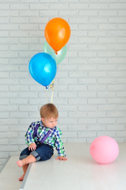 Boy renkli balonlar ile