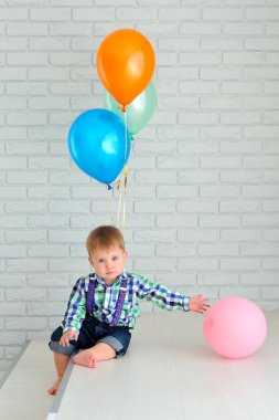 Boy renkli balonlar ile
