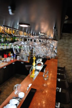 Kafe barda üzerinde gözlük