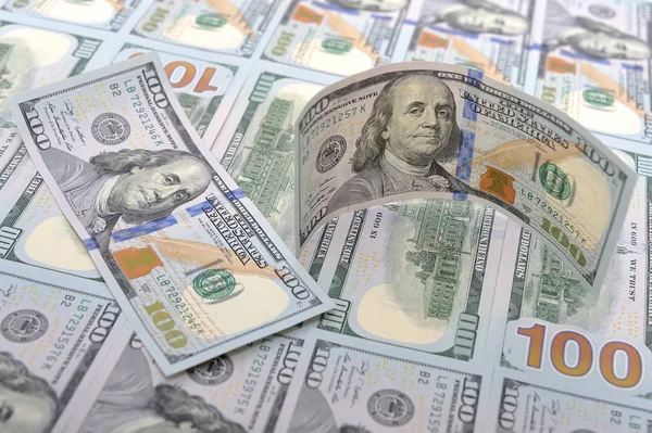 Neue Banknoten auf einem Hintergrund von hundert Dollar — Stockfoto