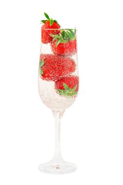 zarif bardak maden suyu ile gaz kabarcıkları ve jui ile dolu