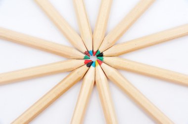 birçok farklı renkle aynı kalemler