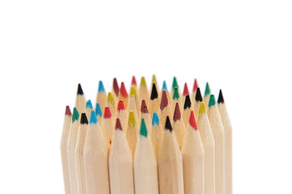 Beaucoup des mêmes crayons avec des couleurs différentes — Photo