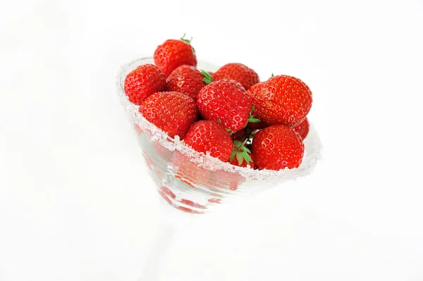 ジューシーな新鮮なイチゴと s に満ちたエレガントなマティーニ グラス — ストック写真