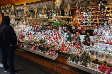 Noel ağacı için Noel pazarında oyuncaklarla dolu bir gösteri.