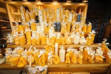 Noel temalı bir Noel pazarında mum satmak