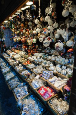 Noel ağacı için Noel pazarında oyuncaklarla dolu bir gösteri.