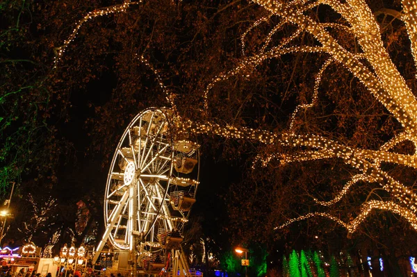 Noel pazarında ağaçlarda çelenk süslemesi