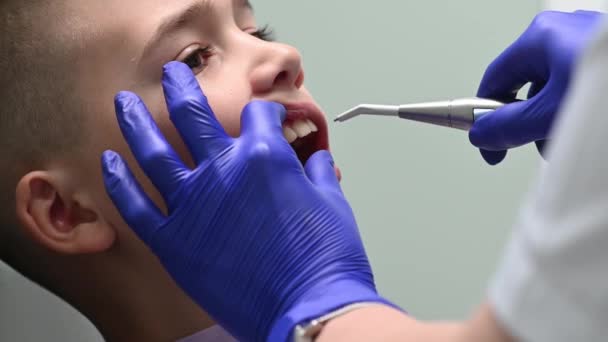 Стоматолог Промывает Зубы Мальчику После Процедуры Чистки Зубов — стоковое видео