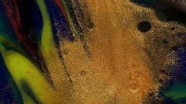 Suyun altında dumanlı boya mürekkebi karışımı. Mürekkebin suya yayılmasının soyut bir arkaplanı. Kraliyet ve lüks suyun içinde mürekkep karışımı gibi. Akışkan hareket çok renkli ve renkli. Parlak ve canlı renk.