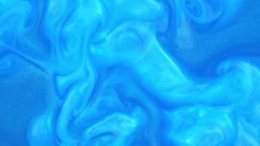 Suyun altında dumanlı boya mürekkebi karışımı. Mürekkebin suya yayılmasının soyut bir arkaplanı. Kraliyet ve lüks suyun içinde mürekkep karışımı gibi. Akışkan hareket çok renkli ve renkli. Parlak ve canlı renk.