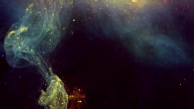 Suyun altında dumanlı boya mürekkebi karışımı. Mürekkebin suya yayılmasının soyut bir arkaplanı. Kraliyet ve lüks suyun içinde mürekkep karışımı gibi. Akışkan hareket çok renkli ve renkli. Parlak ve canlı renk.