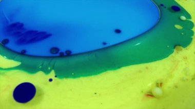 Suyun altında dumanlı boya mürekkebi karışımı. Mürekkebin suya yayılmasının soyut bir arkaplanı. Kraliyet ve lüks suyun içinde mürekkep karışımı gibi. Akışkan hareket çok renkli ve renkli. Parlak ve canlı renk.