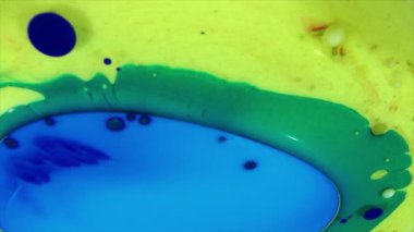 Suyun altında dumanlı boya mürekkebi karışımı. Mürekkebin suya yayılmasının soyut bir arkaplanı. Kraliyet ve lüks suyun içinde mürekkep karışımı gibi. Akışkan hareket çok renkli ve renkli. Parlak ve canlı renk.