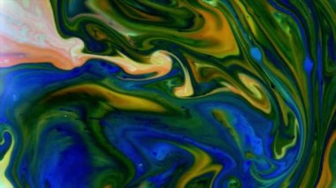 Suyun altında dumanlı boya mürekkebi karışımı. Mürekkebin suya yayılmasının soyut bir arkaplanı. Kraliyet ve lüks suyun içinde mürekkep karışımı gibi. Akışkan hareket çok renkli ve renkli. Parlak ve canlı renk.